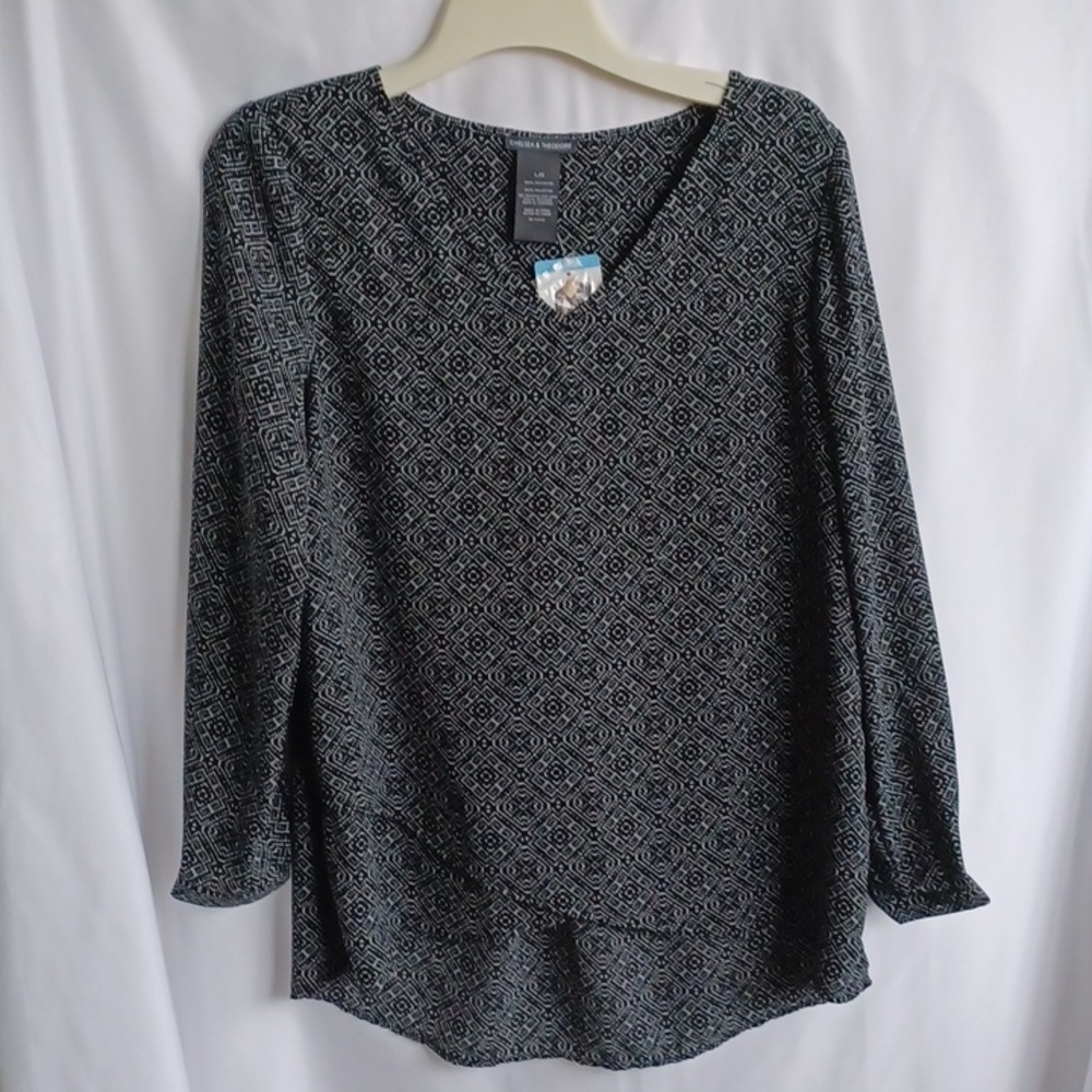 Chelsea & Theodore Black/White V-Neck Blouse w/Layered Hem, Sz L, 23"PTP, 28" L